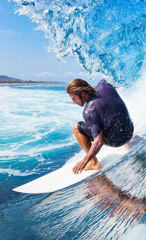 海上冲浪的欧美型男手机壁纸