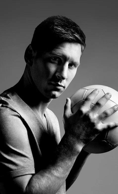 梅西纯色黑白的写真手机壁纸