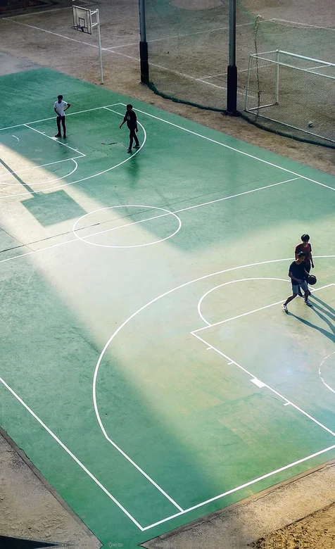 室外篮球场设施手机壁纸