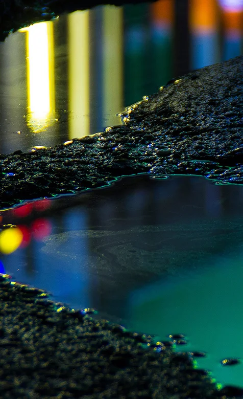 街道上的水倒影着城市的灯光手机壁纸