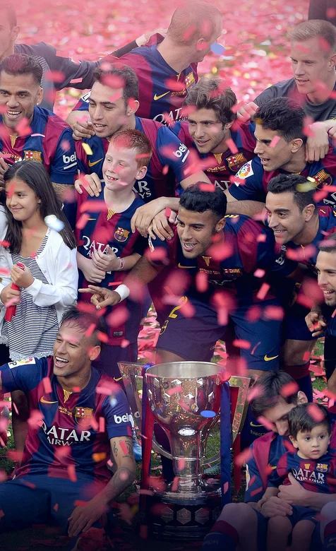 西甲夺冠的巴塞罗那队员领奖合影手机壁纸