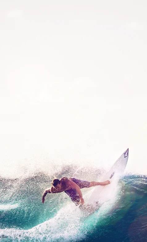 帅气肌肉型男冲浪手机壁纸图片