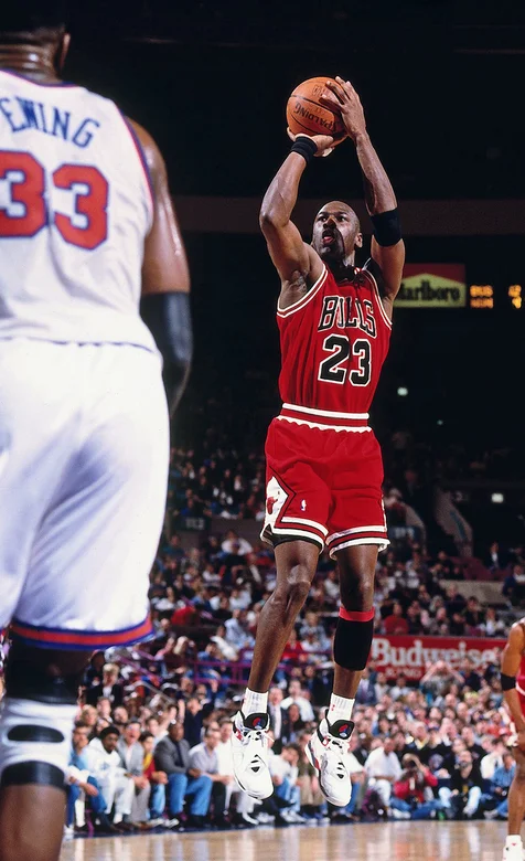 赛场上的23号乔丹帅气投篮手机壁纸