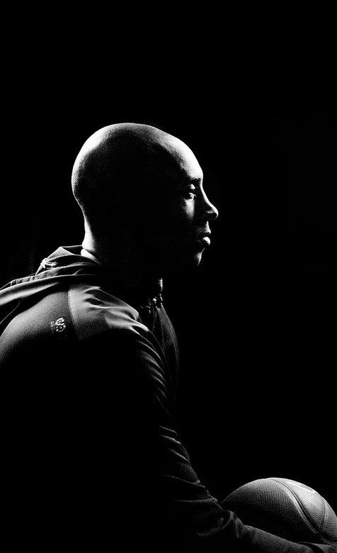 科比手抱篮球的黑色写真手机壁纸