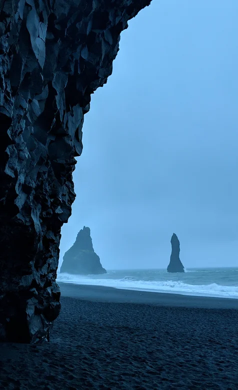 有着很多小石头山的海边沙滩