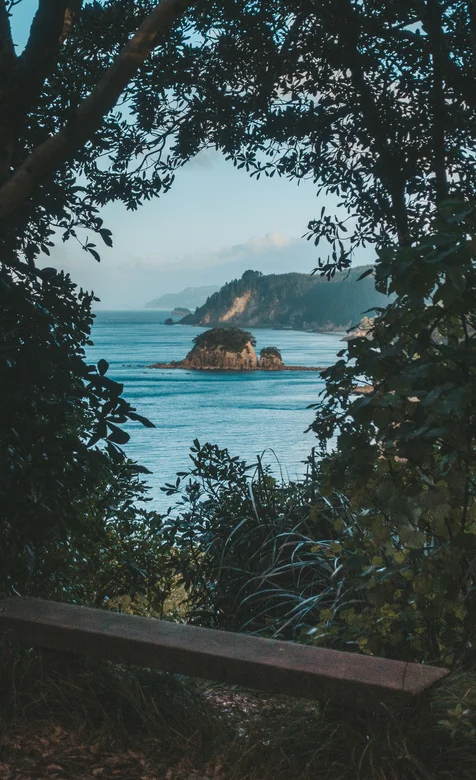 海边的路上拍摄海上的小岛风景手机壁纸