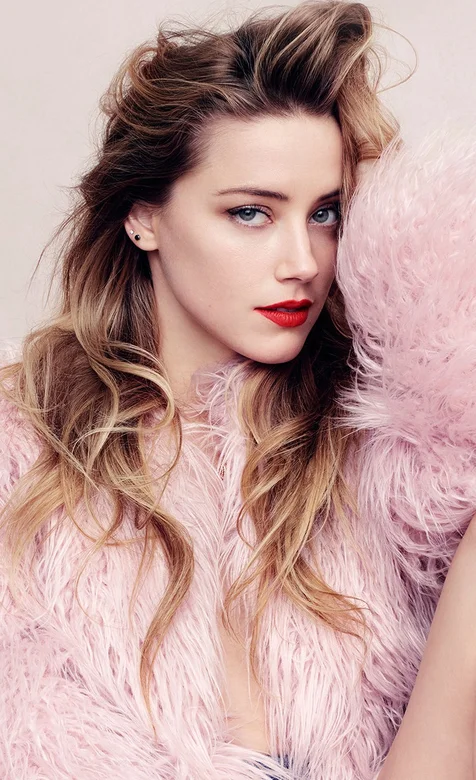 穿着粉色毛绒性感大衣的欧美金发美女