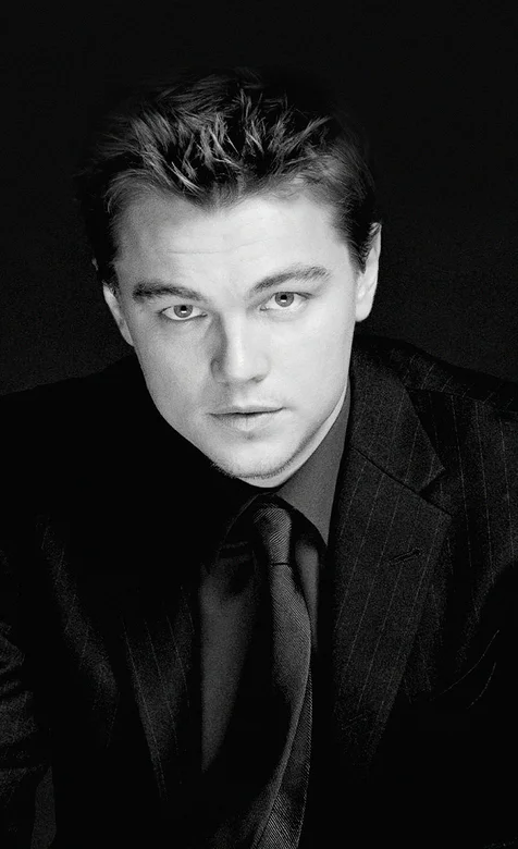 穿着黑西装的莱昂纳多