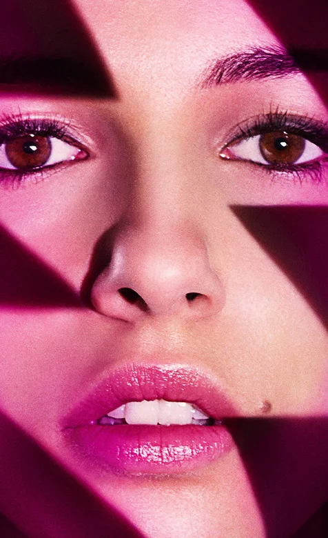 闪电标志照在脸上的欧美美女手机壁纸