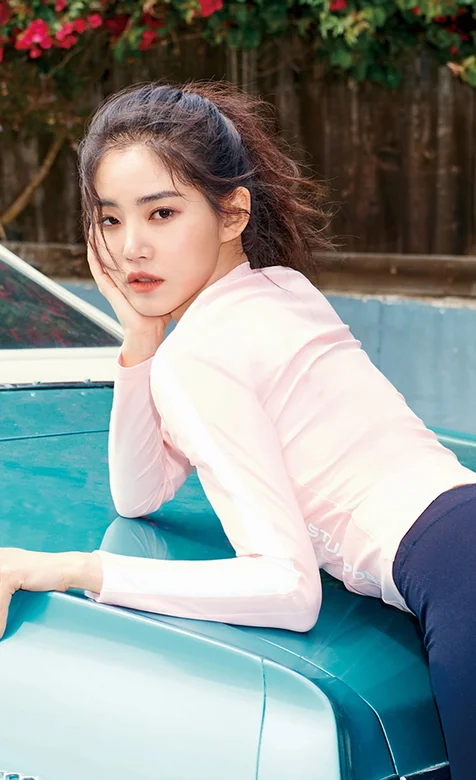 趴在车上的马尾辫美女