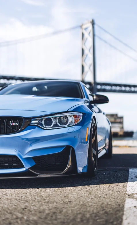 桥下路上的蓝色宝马M4写真手机壁纸