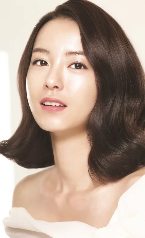 长卷发的清纯韩国女神头像手机壁纸