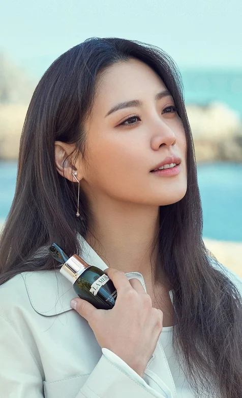 海边长发美女的侧脸