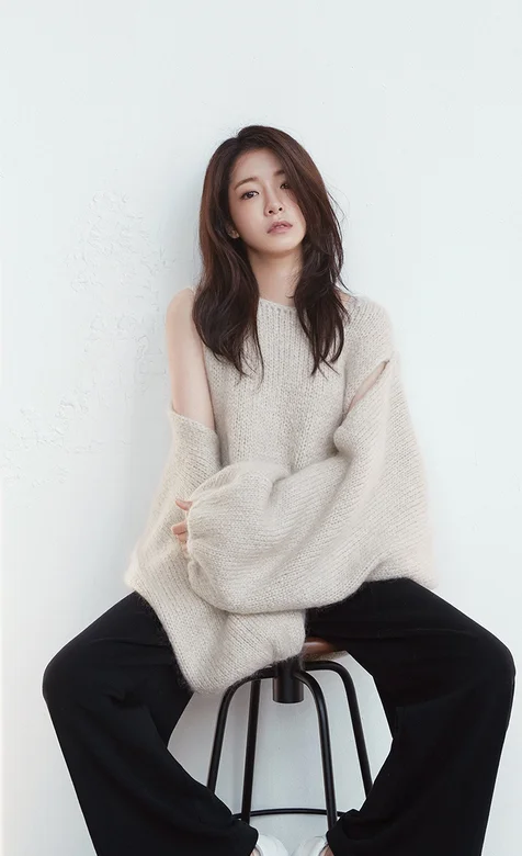 坐在椅子上的长发韩国潮女手机壁纸