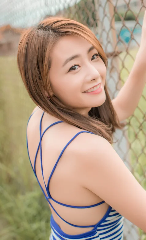 站在铁网前的长发美女