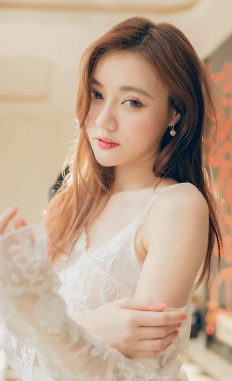 性感的吊带长发美女图片