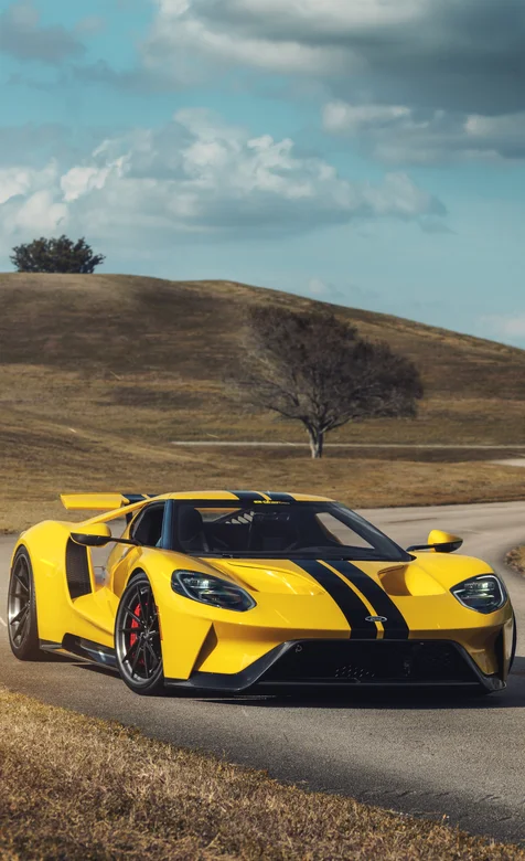 再荒野公路飞驰的黄色迈凯伦超级跑车