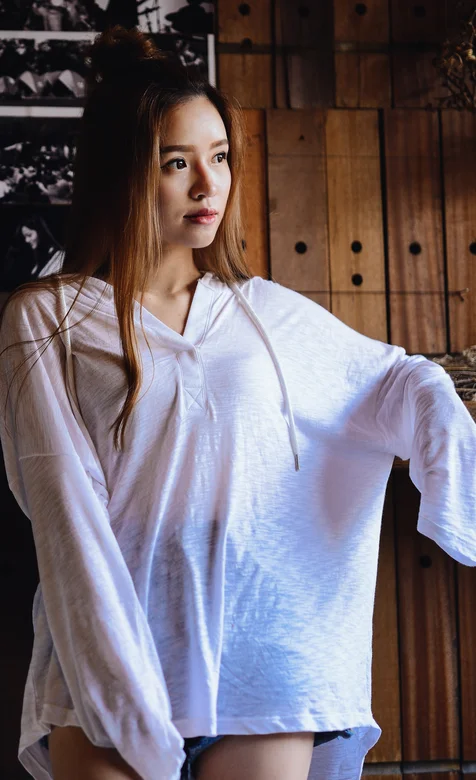 长发穿透视白色大T恤的美女手机壁纸