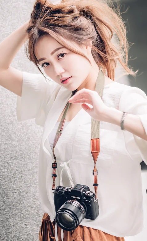 清纯的美女摄影师手机背景图片