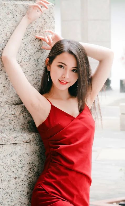 穿着红色吊带连衣裙的性感长发美女手机壁纸