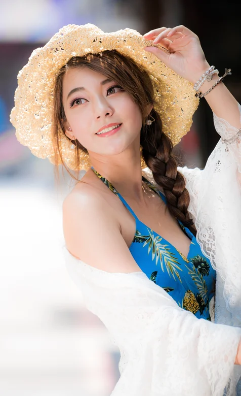 带草帽的大辫子清纯美女旅游街拍手机壁纸