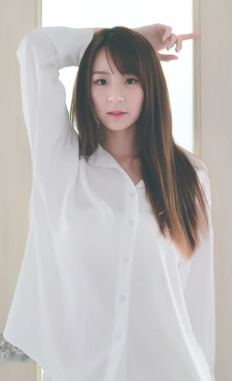 穿白色衬衫的长发清纯美女4K手机壁纸下载