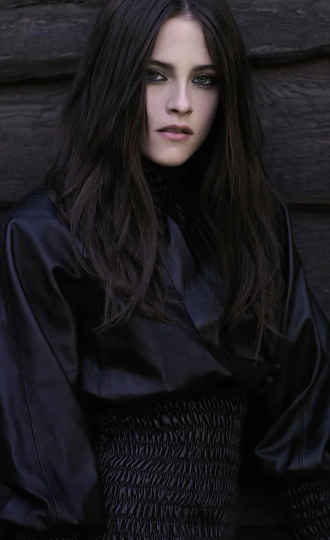 好莱坞美女明星克里斯汀·斯图尔特黑色百褶裙造型手机壁纸