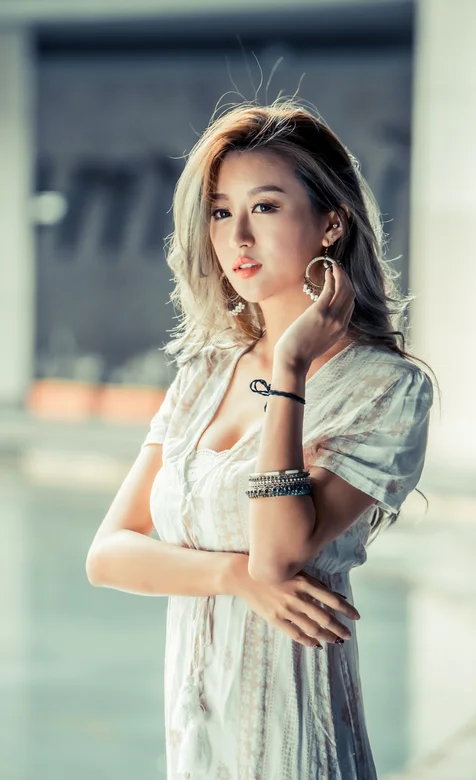 染灰色发色的大胸亚洲女神