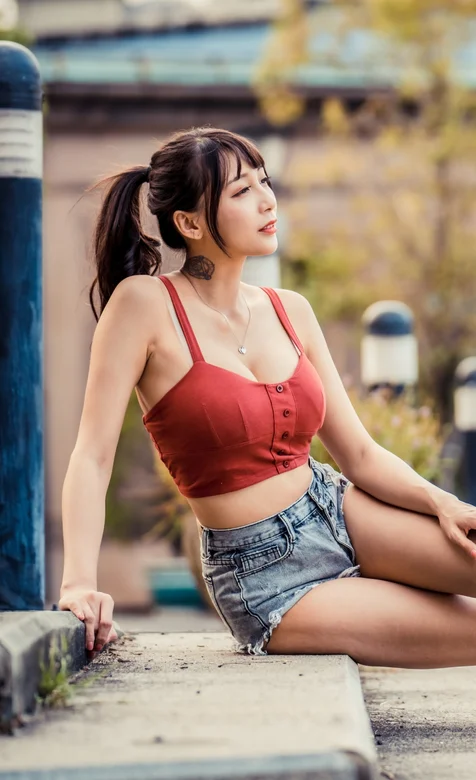 坐在台阶上的大胸吊带，性感超短牛仔裤手机壁纸