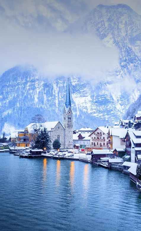 雪山下湖边的小镇风景手机壁纸，画面简直太美了