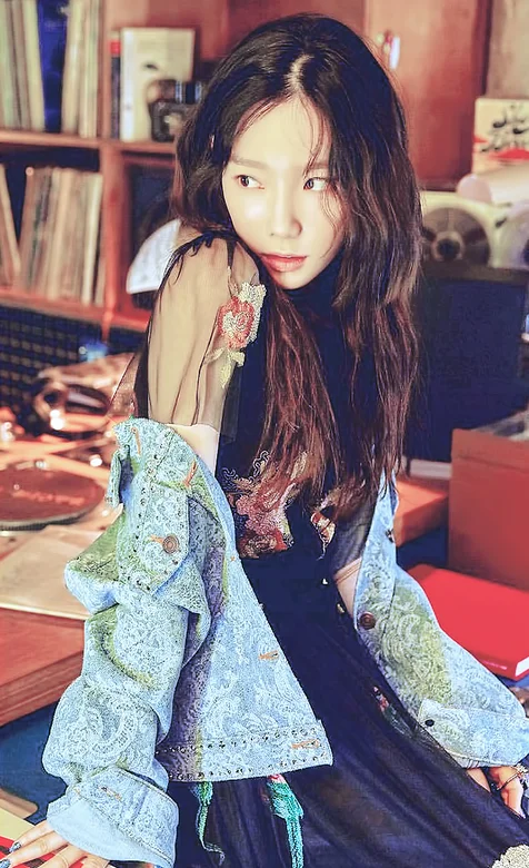 书法内的长发美女手机壁纸