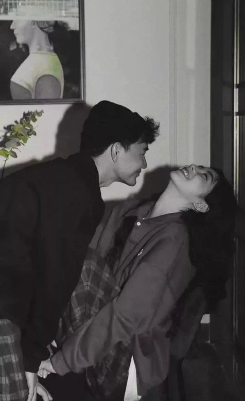 餐厅嬉戏中的情侣手机壁纸