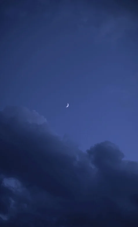 云层上的弯月高清手机壁纸