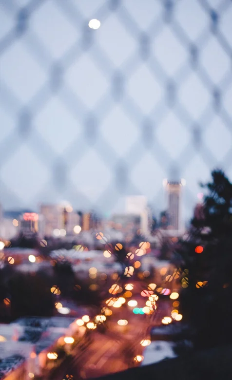 铁网外的城市街灯手机壁纸图片