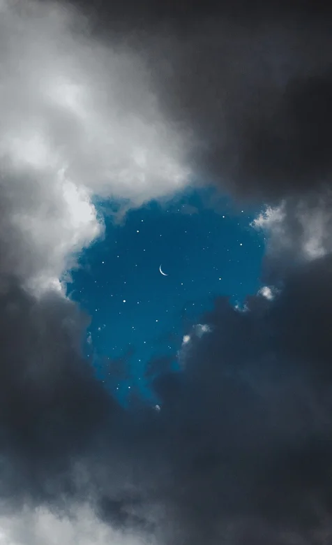 透过乌云的一片星空唯美动漫风景