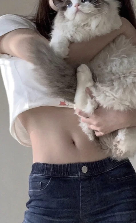 抱着狗狗的长发好身材牛仔裤美女手机壁纸