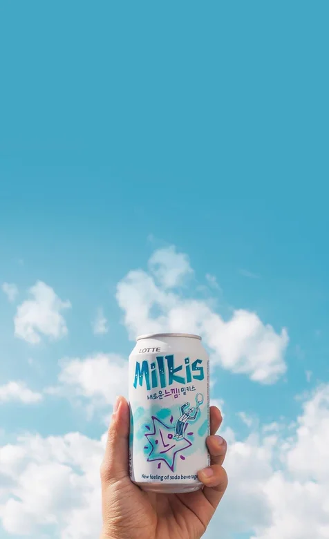 蓝天下的易拉罐饮料风景壁纸