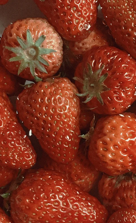 红红的草莓近照摄影手机壁纸图片