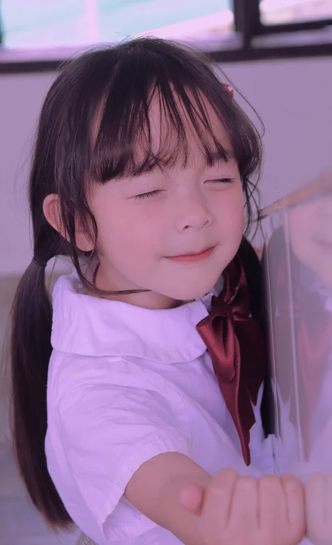 楼梯口的可爱萌娃手机壁纸