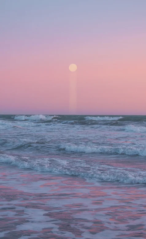 沙滩上的落日唯美手机壁纸