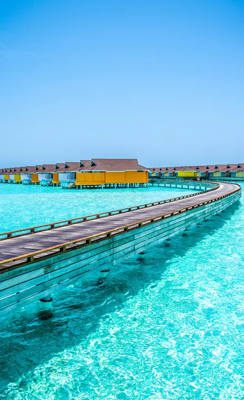 深蓝海水上的木栈道唯美风景手机壁纸