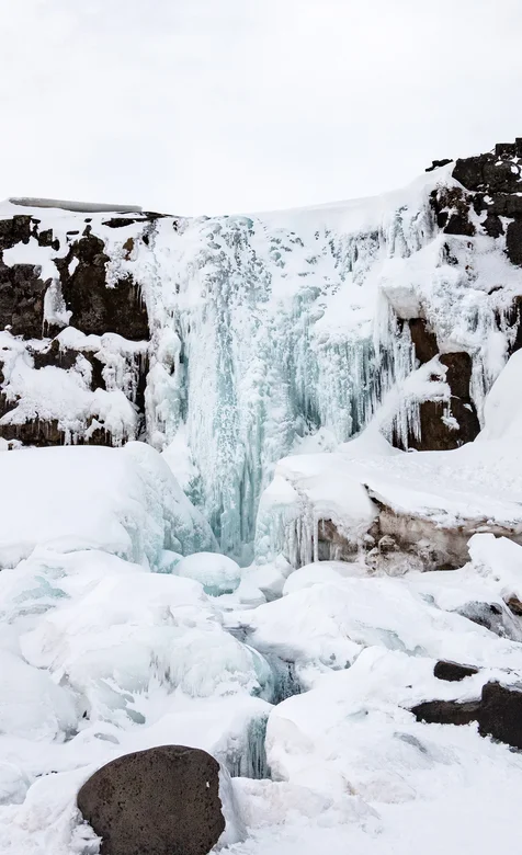 冰雪覆盖的极地小瀑布