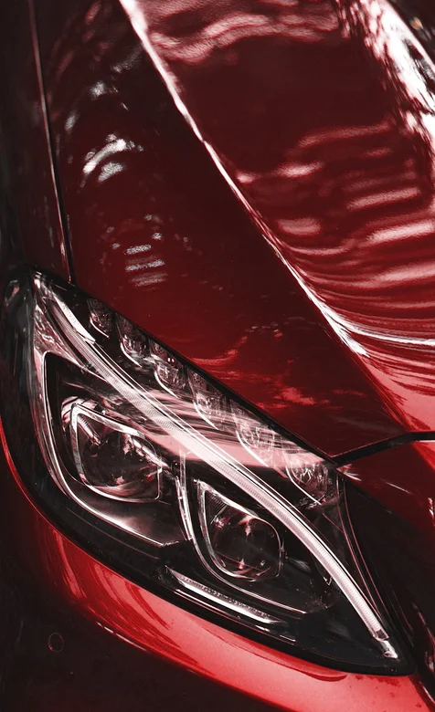 帅气红色轿车车灯流线型引擎盖手机桌面背景