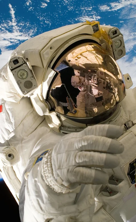 太空中的宇航员手机壁纸