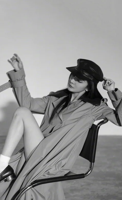 明星杨幂戴皮帽大风衣造型黑白写真手机壁纸