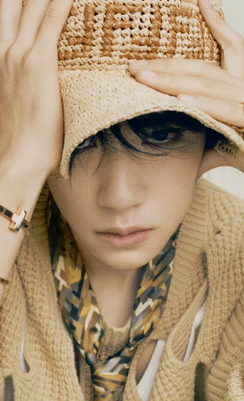 帅哥明星易烊千玺灰色草帽装扮帅气写真手机壁纸