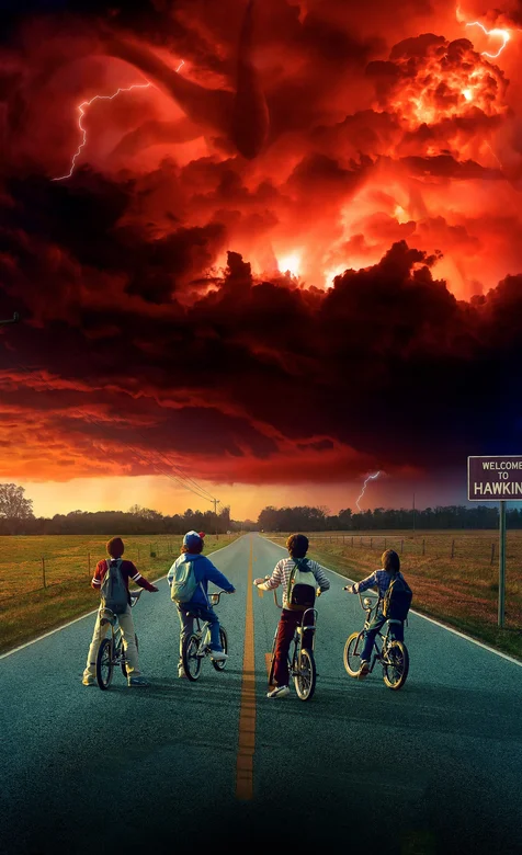 骑着自行车停在公路上看着奇幻闪电乌云的小孩