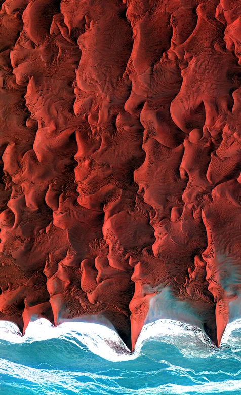 卫星下的海边有着如法兰绒般红色土壤山川唯美景色壁纸