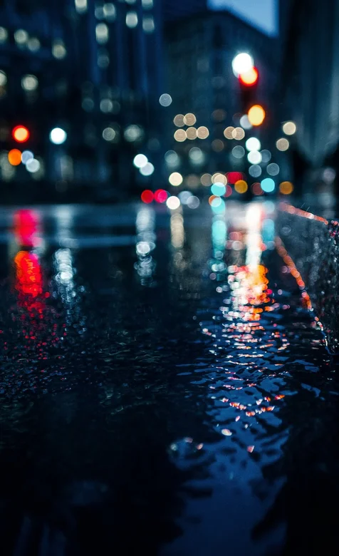 下过雨的城市街道