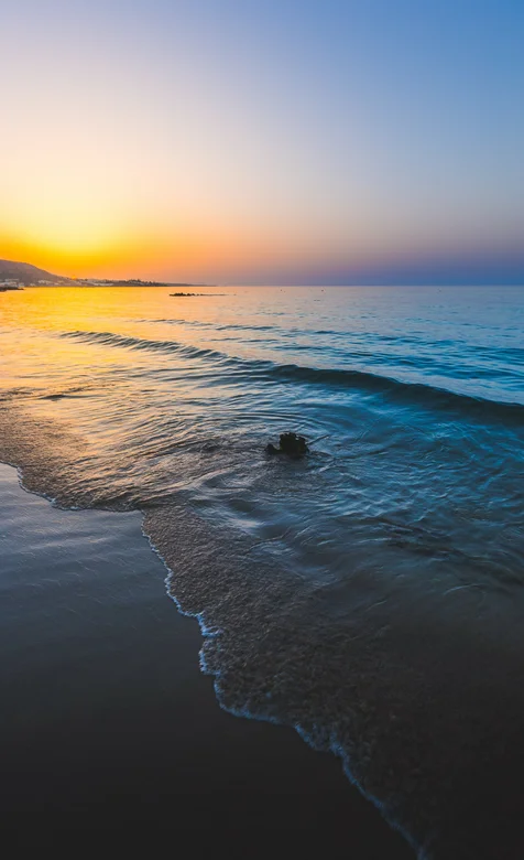 落日下正在退潮的沙滩唯美风景手机壁纸